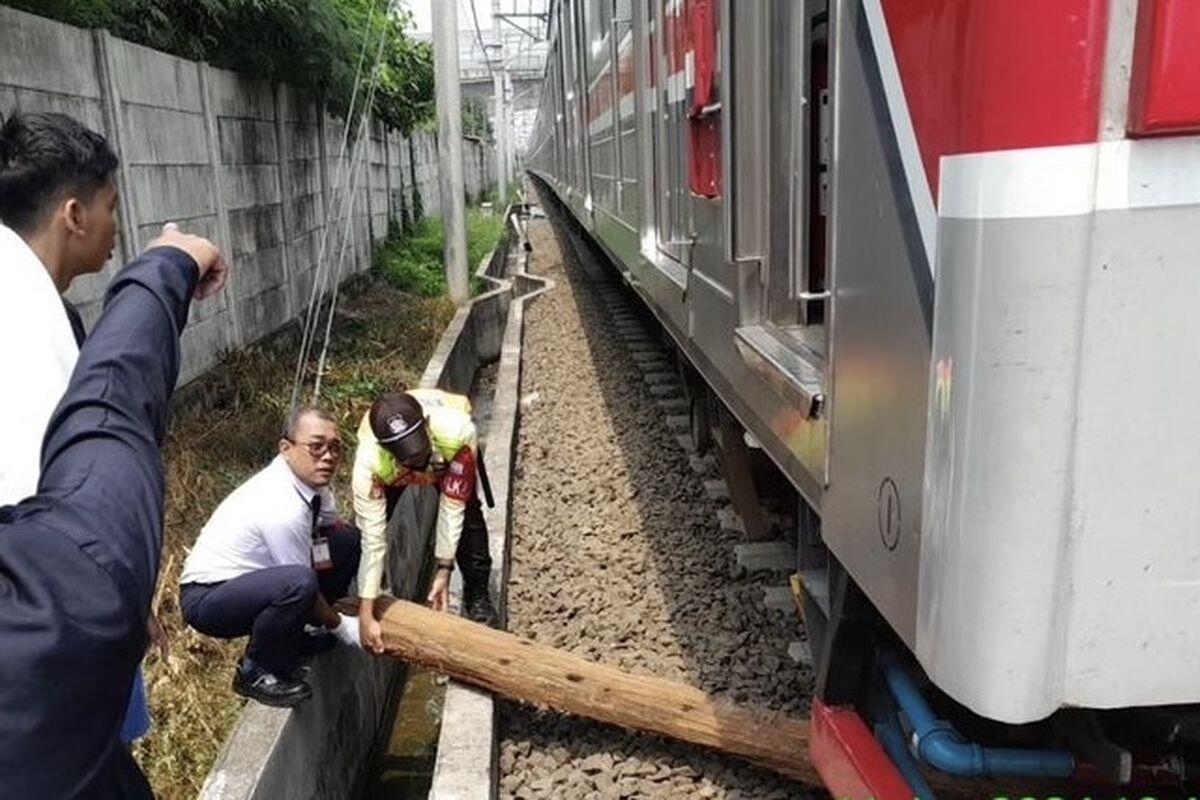 Orang Iseng Taruh Kayu di Rel, Perjalanan KRL Bekasi Terganggu 30 Menit

