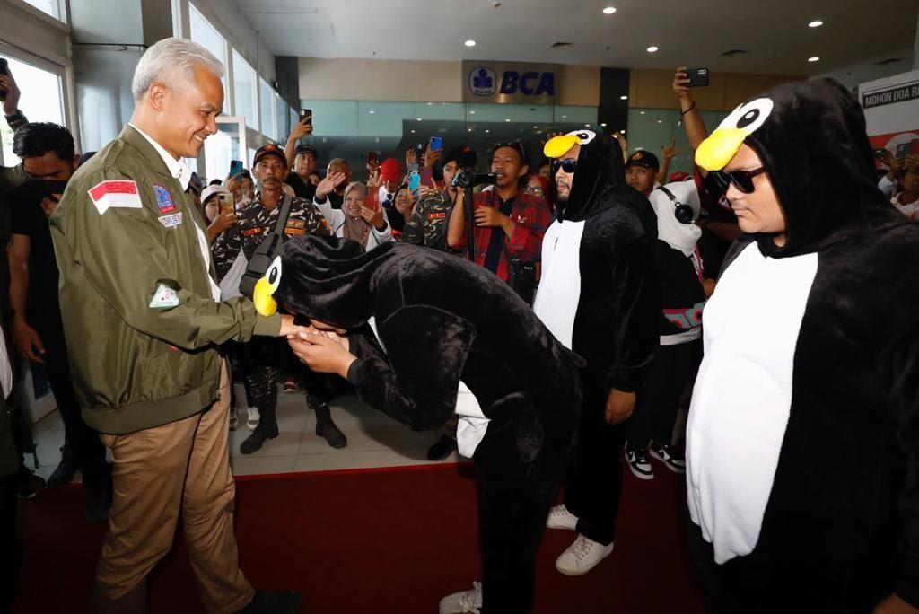 Anak Muda Jatim Ramai-Ramai Bawa Boneka Pinguin saat Bertemu Ganjar; Hormat Ketua!