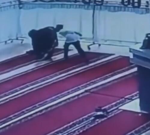 Viral Bocah SMP Peragakan Gerakan Seks pada Wanita yang Salat di Masjid