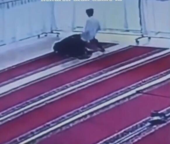 Viral Bocah SMP Peragakan Gerakan Seks pada Wanita yang Salat di Masjid