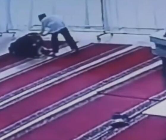 Viral Bocah SMP Peragakan Gerakan Seks pada Wanita yang Salat di Masjid