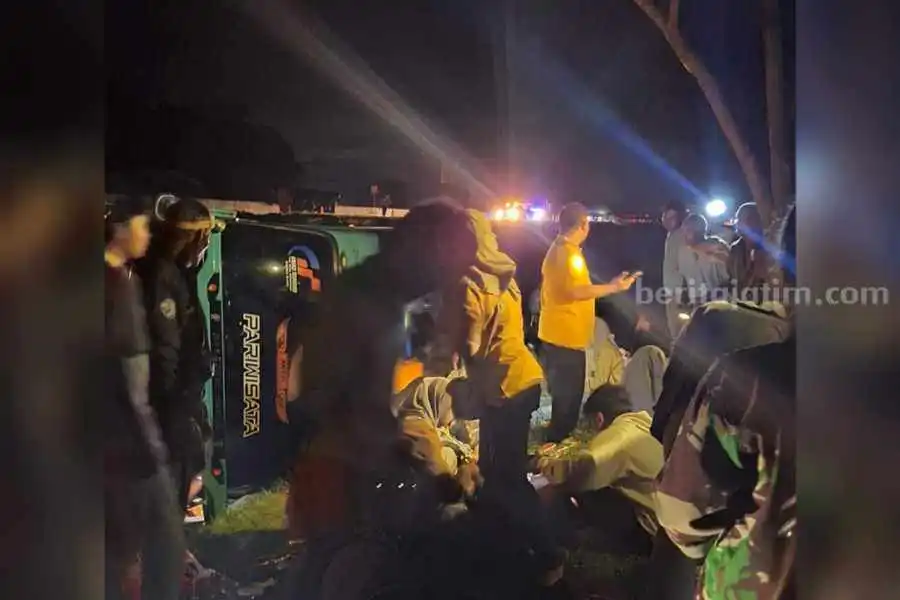 Bus Pariwisata Sekolah Sidoarjo Terguling di Tol Ngawi, 1 Meninggal