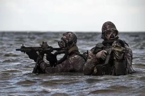 Gagal dalam Tugas! 2 Anggota Navi SEAL Tewas saat Coba Menyusup ke Kapal Iran