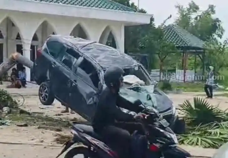 Mobil Naik ke Pohon Terjadi di Sampang
