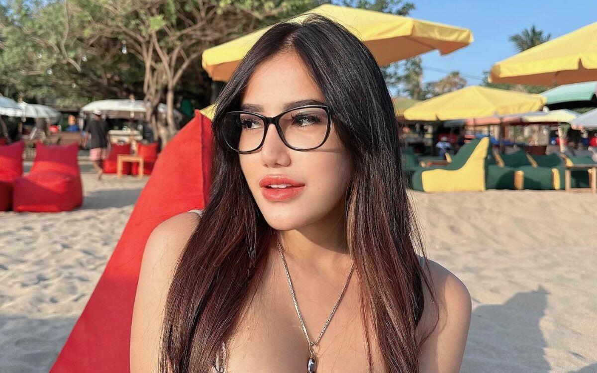 6 Potret Oza Luthfia, Selebgram Indonesia yang Mirip Mia Khalifa!