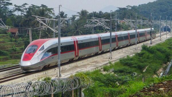 Dibikin Mahal-mahal, Kereta Cepat WHOOSH Malah Sepi Penumpang! Apa Sebabnya?