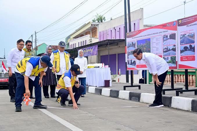 Jokowi Sindir Jalan Jateng Rusak, Gibran: 'Jalan Jateng Rusak Semua, Tapi Solo Halus'