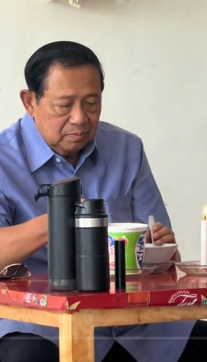 Viral SBY Makan Pop Mie di Warung Pinggir Jalan, Raut Wajahnya Jadi Sorotan!