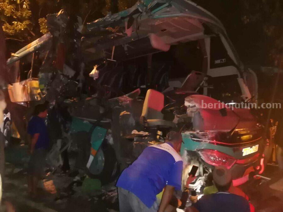 Bus Rombongan Peziarah Adu Moncong dengan Truk di Gresik, 4 Orang Meninggal