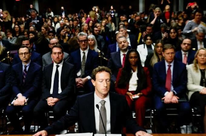 Banyak Anak Menderita Karena Facebook, Mark Zuckerberg Minta Maaf!