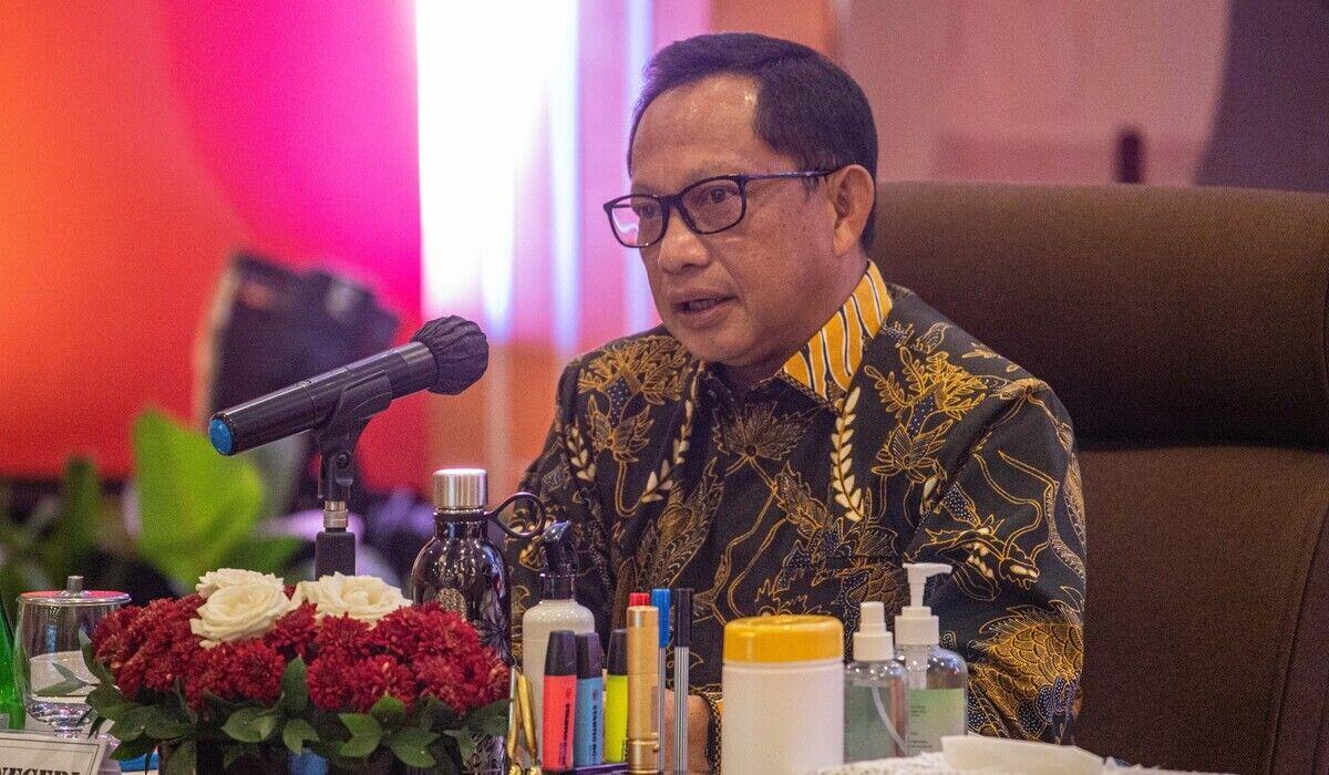 Resmi Berhentikan Mahfud MD, Jokowi Tunjuk Tito Karnavian jadi Plt Menko Polhukam