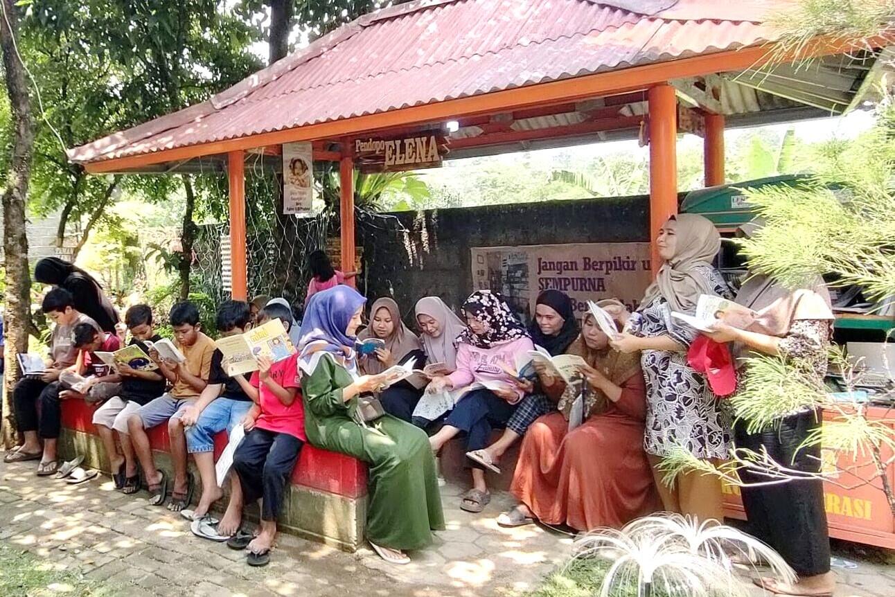 Emak-emak Pembaca Buku, Bukan Emak-emak yang Belok Kiri Tanpa Lampu Sen