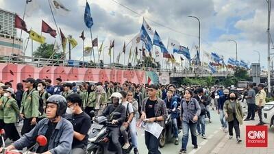 Massa Mahasiswa Kumpul di Tugu 12 Mei Trisakti, Aksi Pemakzulan Jokowi

