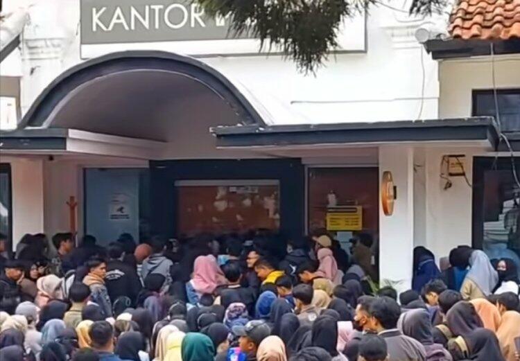 Ribuan Pencari Kerja Padati Kantor Pos di Cianjur, Berikut Faktanya!