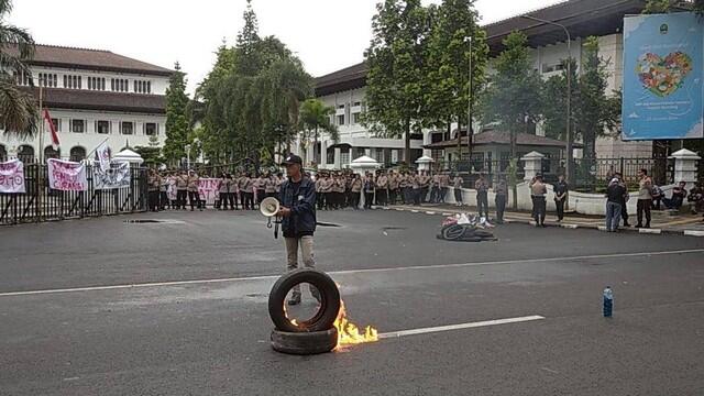 Demo Mahasiswa Juga Berlangsung di Bandung, Tuntut Jokowi Dimakzulkan