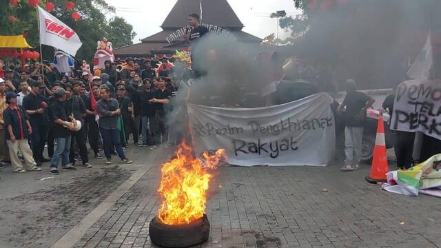 Mahasiswa Demo-Bakar Ban di Depan Kantor Gibran, Minta Jokowi Mundur