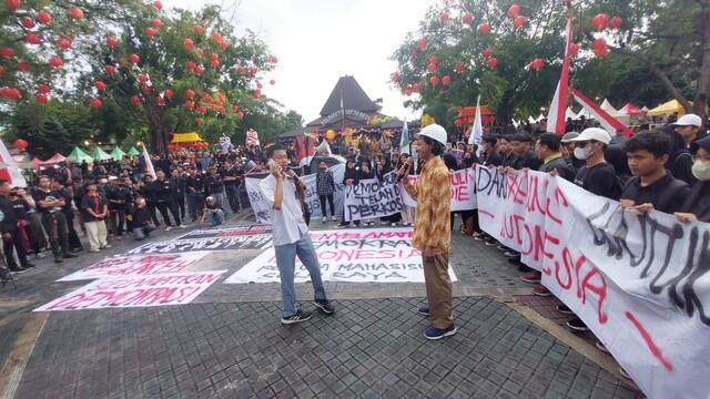 Mahasiswa Demo-Bakar Ban di Depan Kantor Gibran, Minta Jokowi Mundur