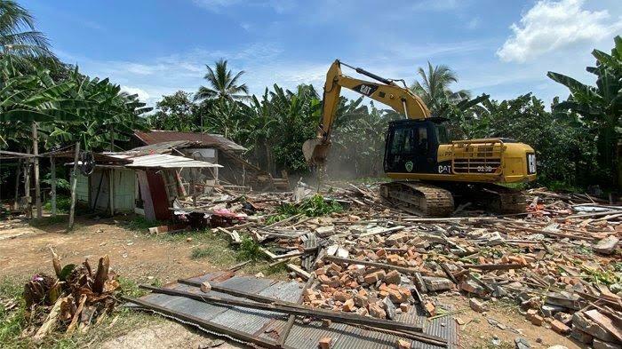 Jadikan Pelajaran! Rumah Junaedi Pelaku Pembunuh Satu Keluarga di Kaltim Dirobohkan