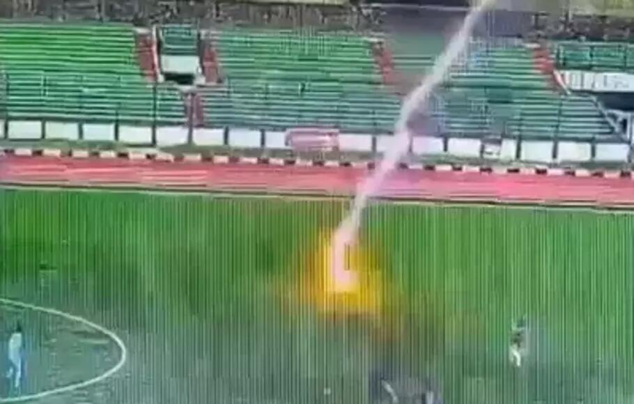 Jangan Main Bola saat Hujan! Pesepakbola Tewas Tersambar Petir di Stadion Siliwangi