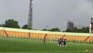 Jangan Main Bola saat Hujan! Pesepakbola Tewas Tersambar Petir di Stadion Siliwangi