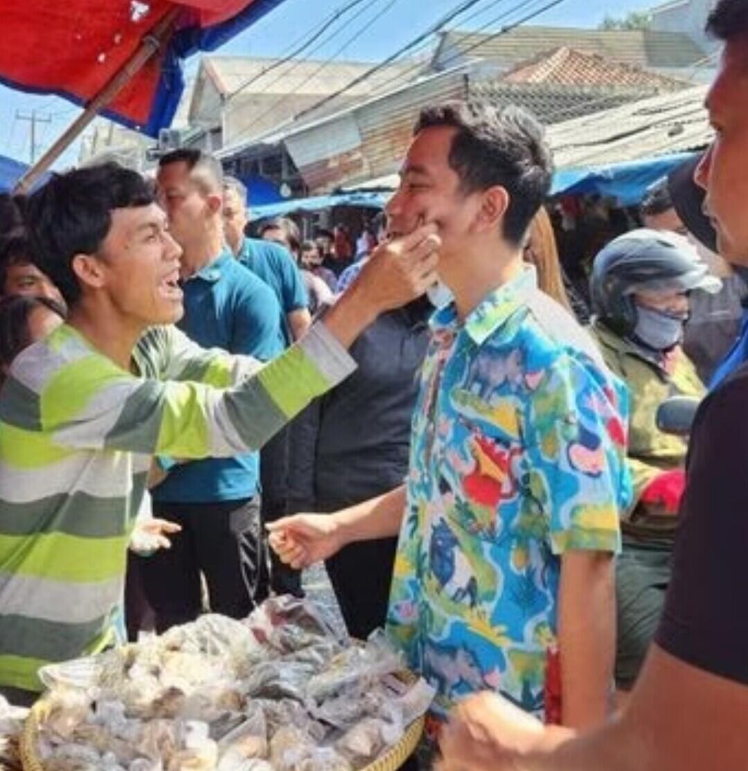 Jelajahi Pasar Kemiri Muka Depok, Gibran Dicubit Pedagang