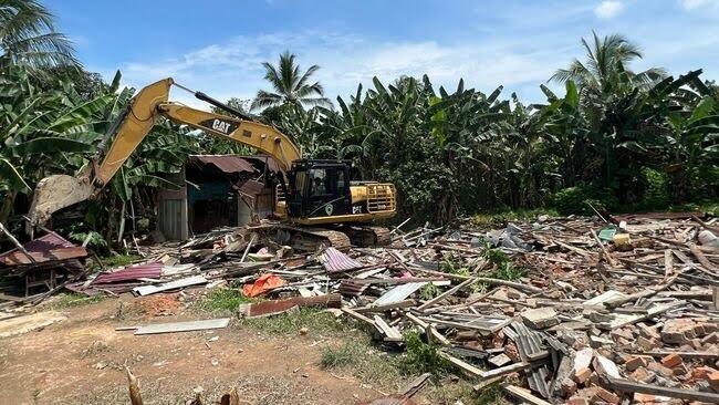 Warga Robohkan Rumah Remaja Pembunuh Sekeluarga di PPU