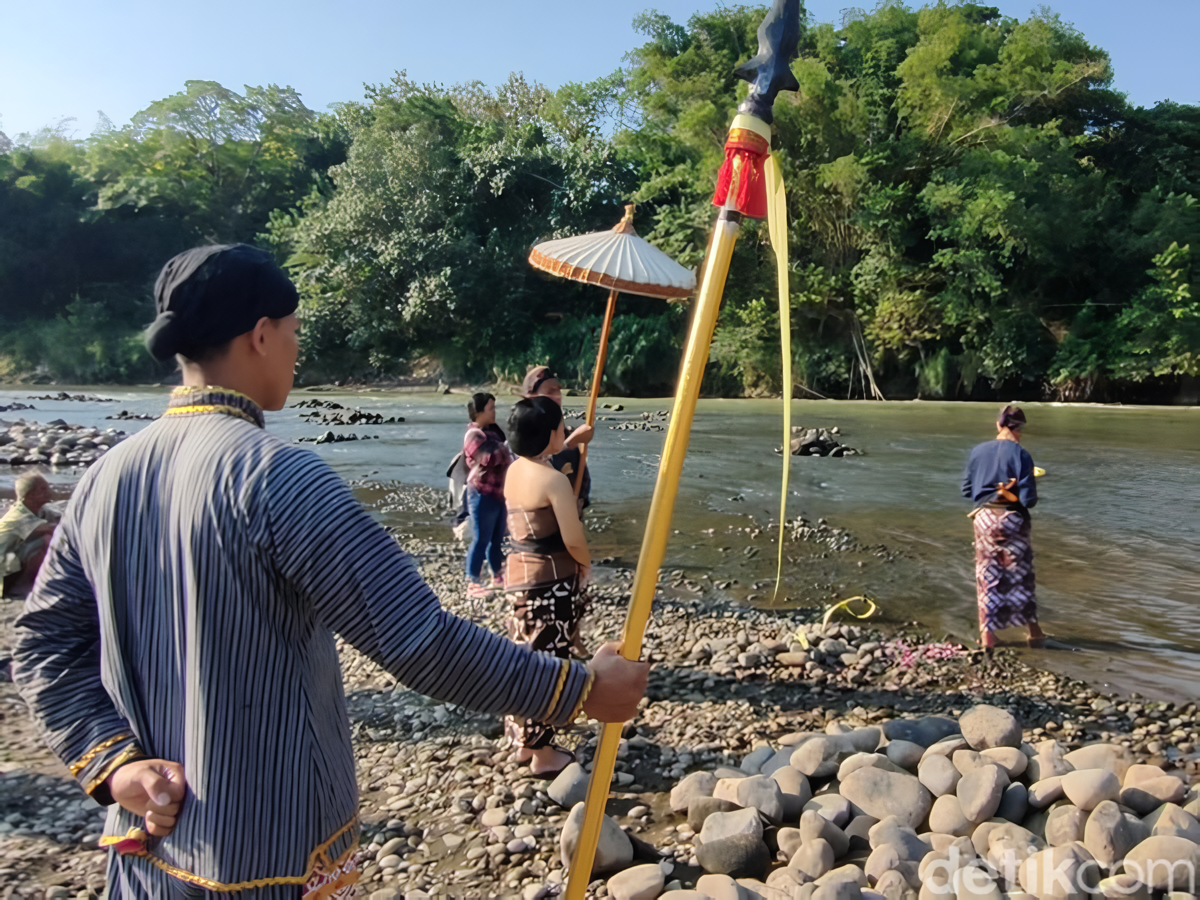 Ikuti Tradisi Larung Sesaji di Kali Proso Setiap Sabtu Pahing