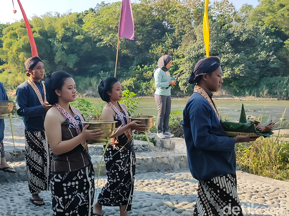 Ikuti Tradisi Larung Sesaji di Kali Proso Setiap Sabtu Pahing