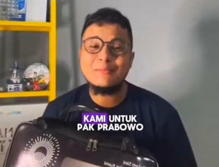 Viral Pria Kasih Kado Kain Kafan ke Prabowo, Apa Maksudnya?