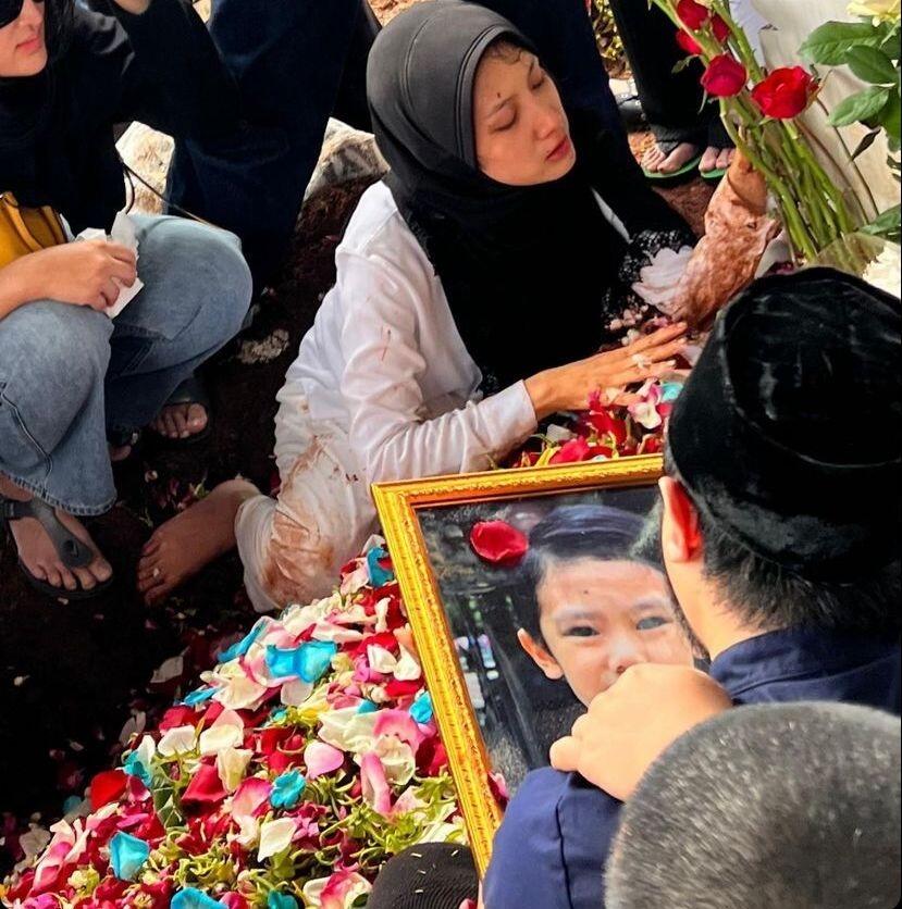 Tersenyum di Tahlilan, 6 Potret Tangisan Tamara Tyasmara di Hari Meninggalnya Dante