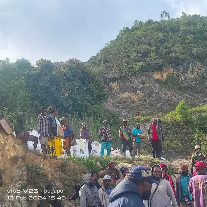VIRAL, Ratusan Surat Suara Pemilu 2024 di Paniai Papua Tengah Dibongkar Massa