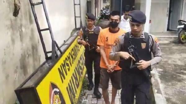Sebar Video Telanjang Mantan Pacar, YouTuber Kacong Arye Diciduk Polisi!