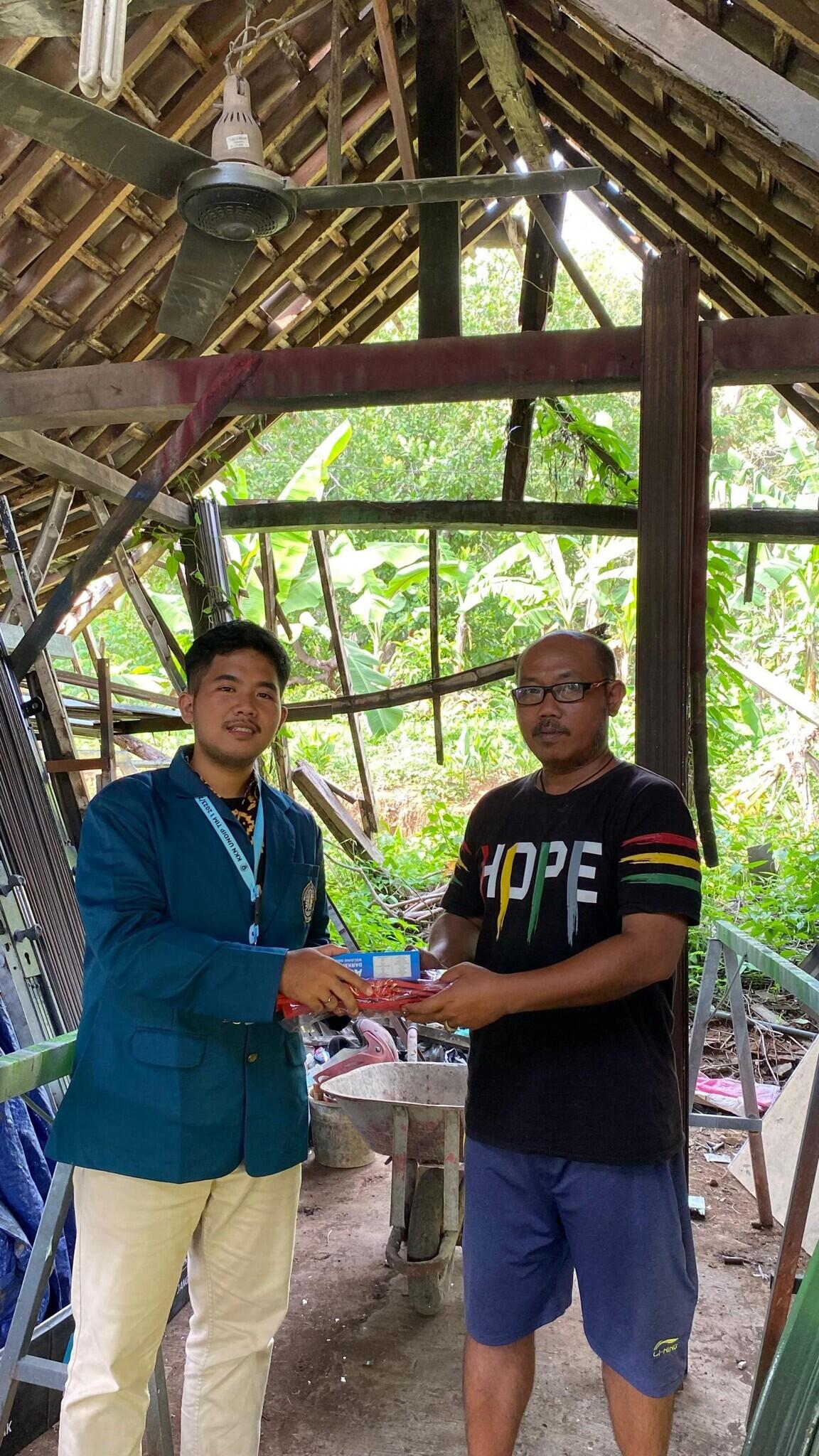 MAHASISWA UNDIP LAKUKAN EDUKASI K3 DAN PEMBERIAN APD PADA BENGKEL LAS