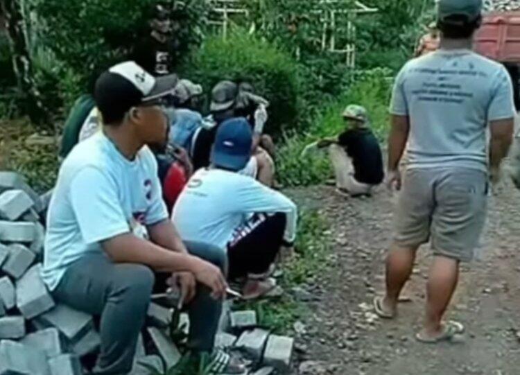 Caleg Bongkar Kembali Bantuan Paving Block di Jalan Banyuwangi Karena Kalah Suara!