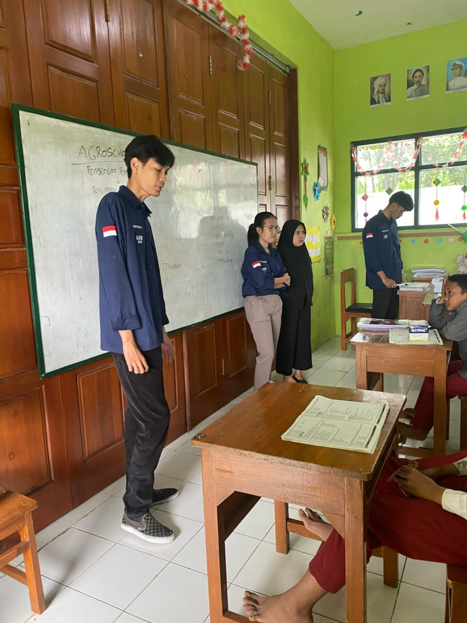 Budidaya Tanaman Hidroponik Menggunakan Barang Bekas di SDN 2 Bocek