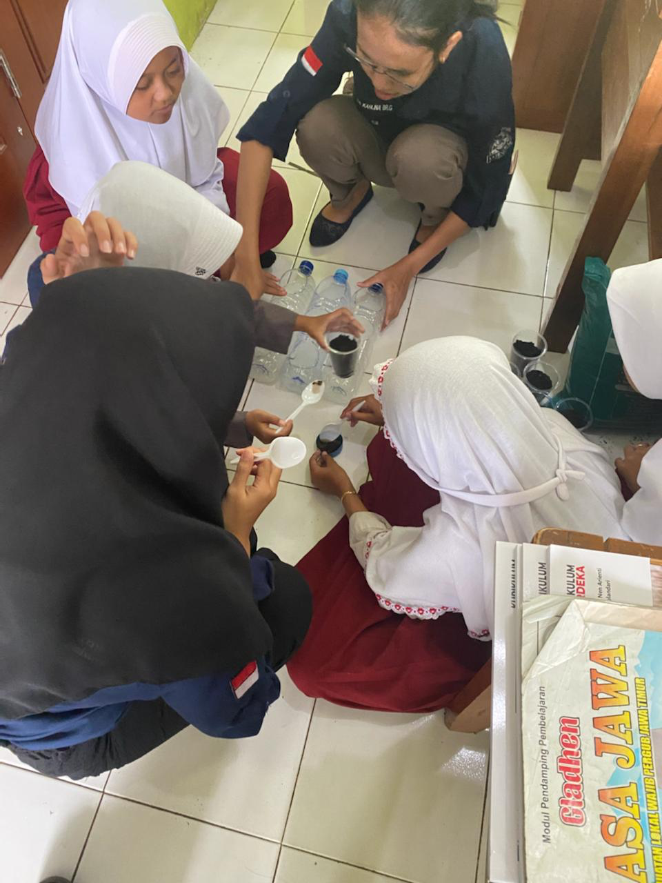 Budidaya Tanaman Hidroponik Menggunakan Barang Bekas di SDN 2 Bocek
