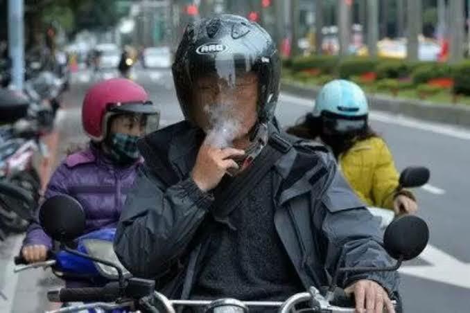 Ternyata Ada Aturan Hukum untuk Pengendara yang Merokok di Jalanan Lho, Penegakannya?