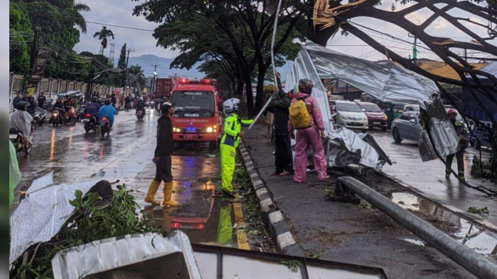 Yuk GanSis, Ini Perbedaan Puting Beliung &amp; Tornado Terjadi di Rancaekek