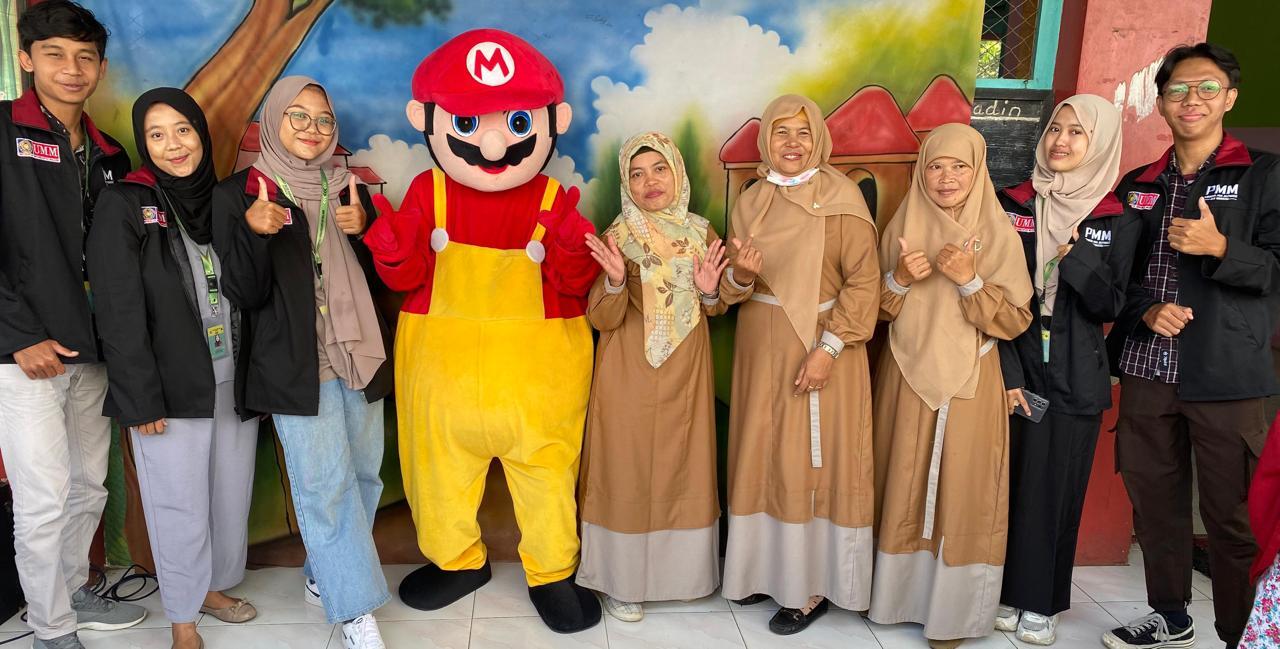 Melalui Fun Education PMM UMM 84 Kenalkan Profesi Badut