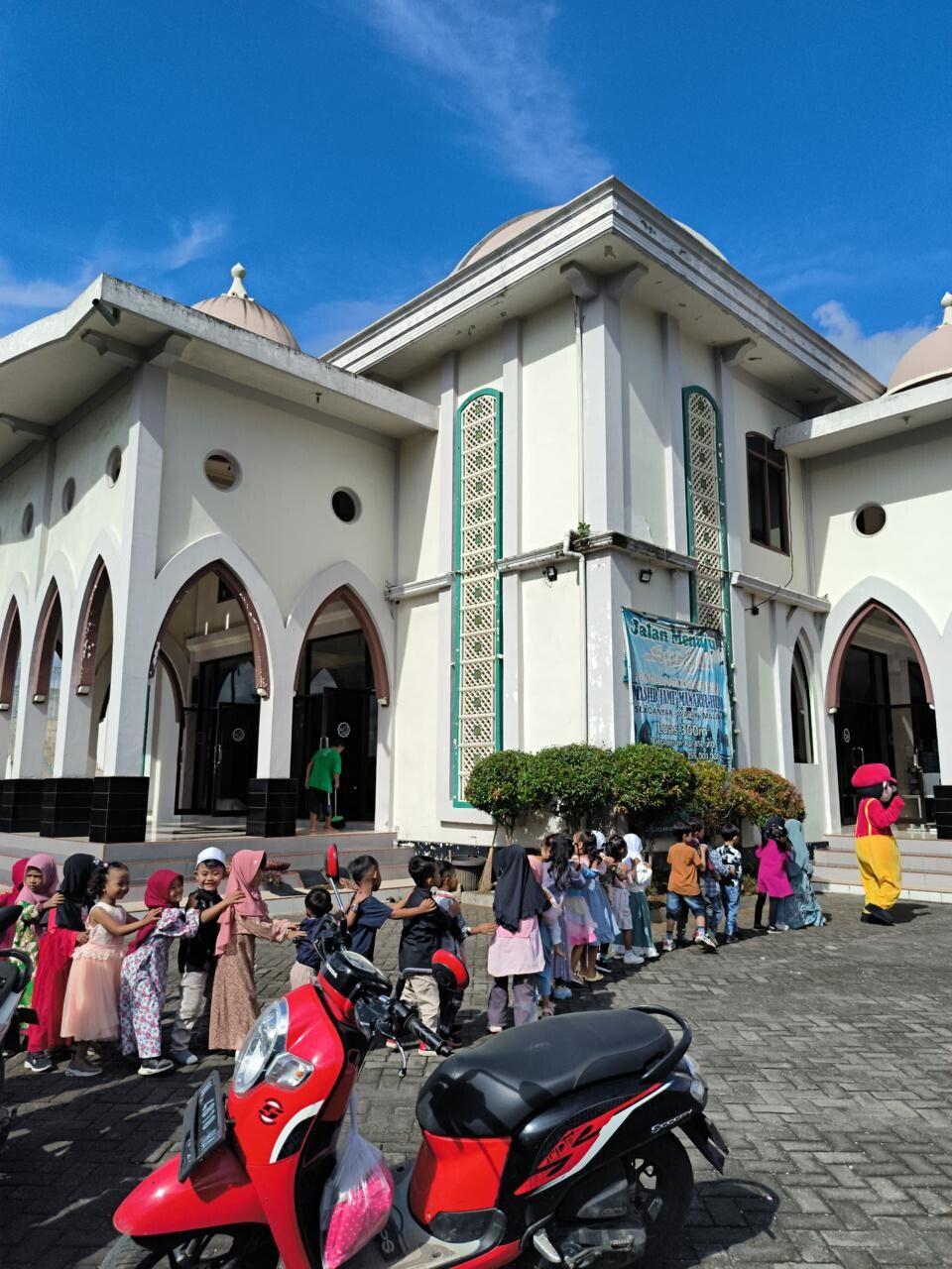 Melalui Fun Education PMM UMM 84 Kenalkan Profesi Badut