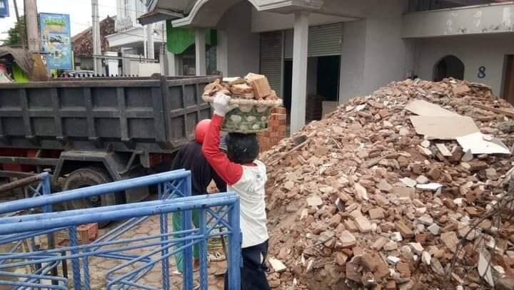 Jasa Buang Puing Bangunan dan Sampah di Tanah Baru Bogor - BADAWI JAYA PERKASA