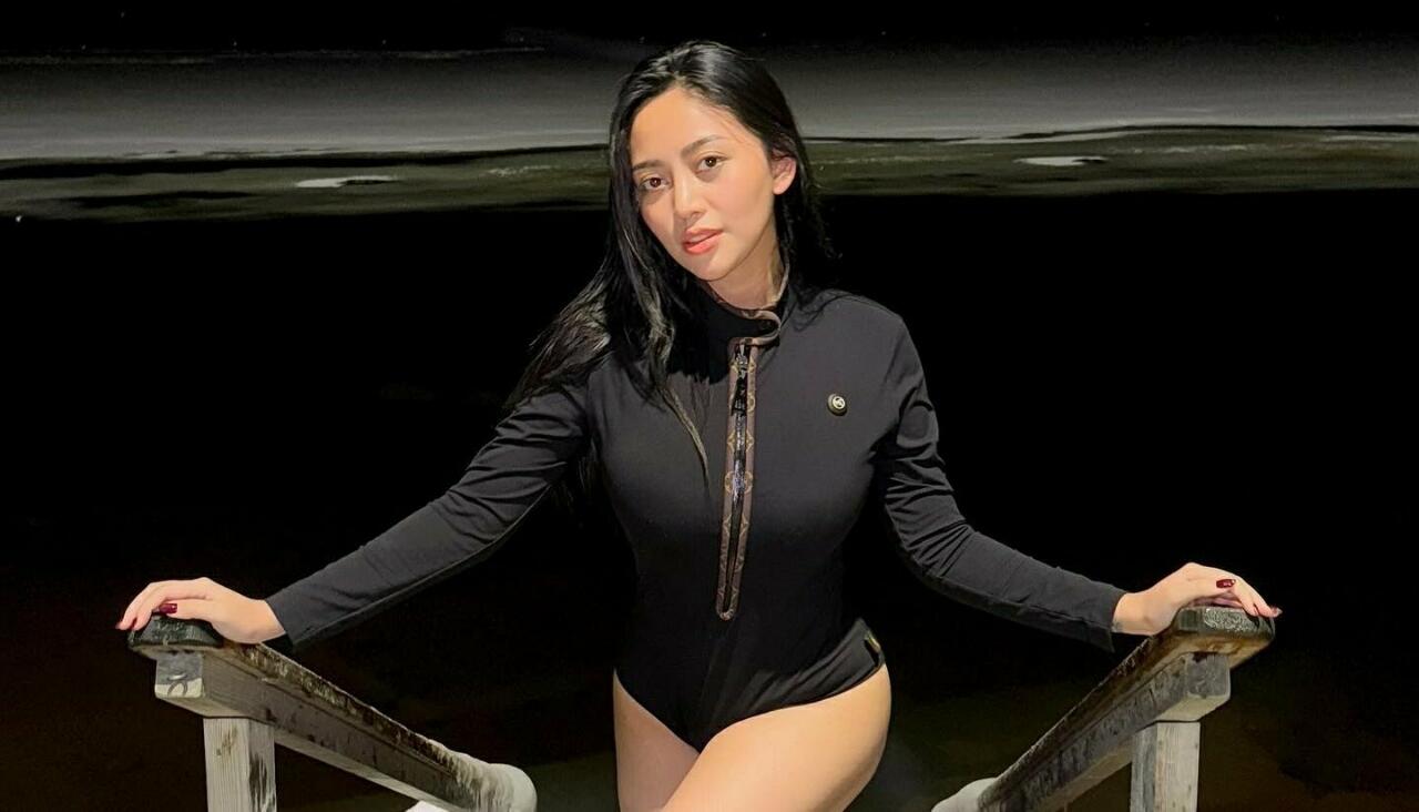 Rachel Vennya Pakai Swimsuit di Tengah Salju, Netizen: 'Menyala Jandaku!'