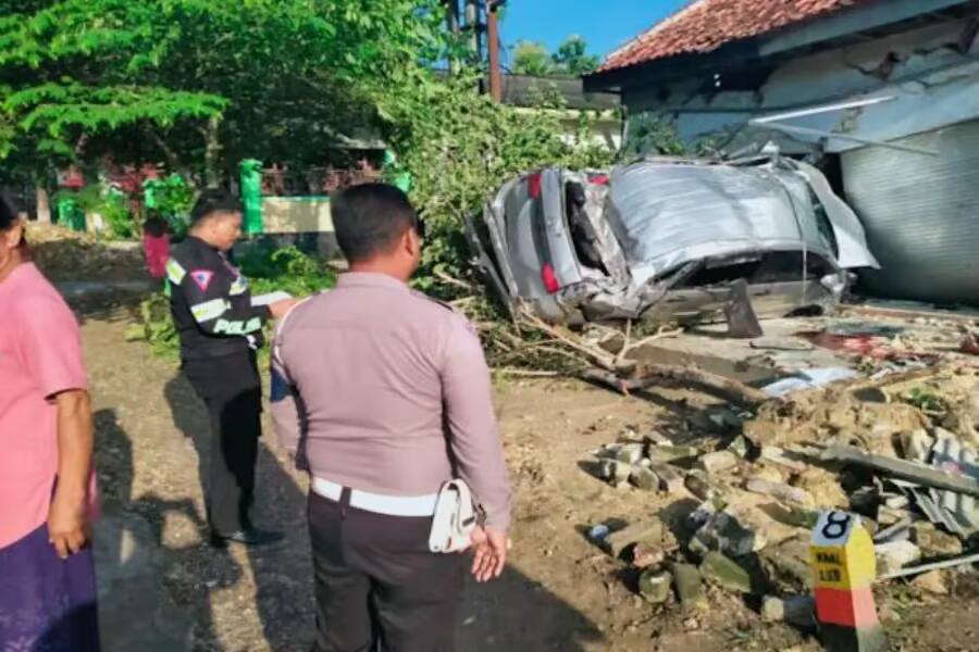 Ngantuk, Avanza Tabrak Pohon dan Toko di Pragaan Sumenep