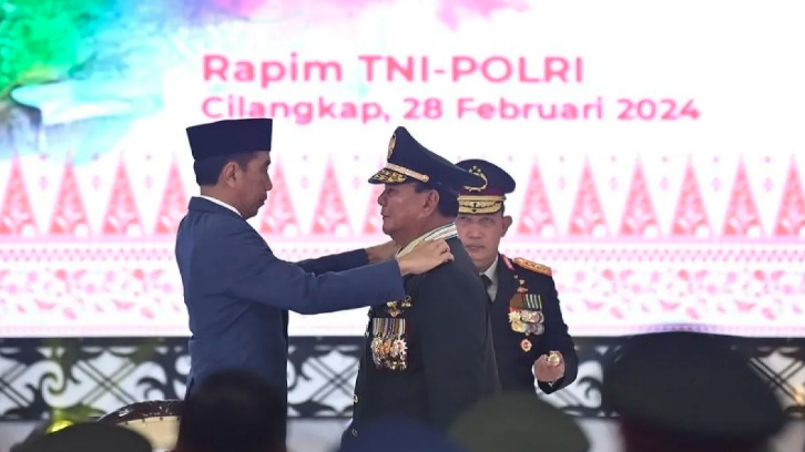 Jokowi Beri Gelar Jenderal Kehormatan ke Prabowo, Tegaskan Prosesnya dari Bawah