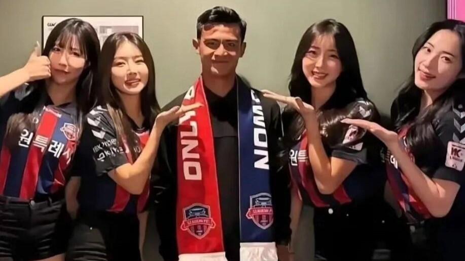 Pratama Arhan Dikerubungi Perempuan Cantik Korea Selatan, Wah Ada Apa Nih?