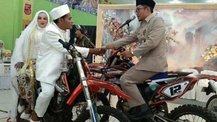 Pasangan Ini Lakukan Ijab Kabul di Atas Motor Trail! Apakah Sah?