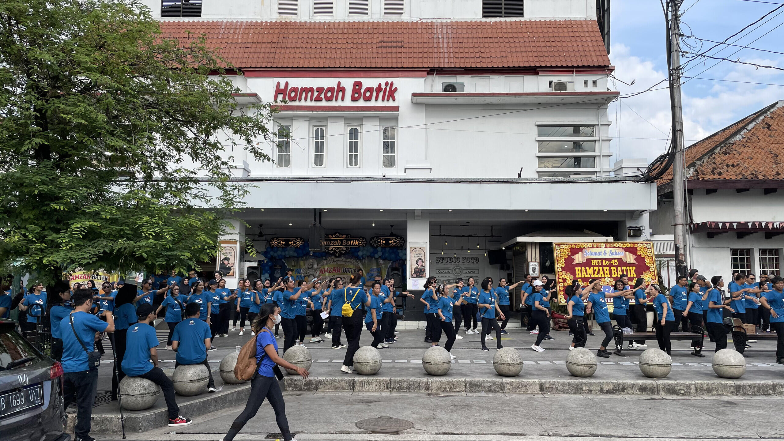 Salah satu toko legend di Jogja Hamzah Batik ulang tahun gan!!