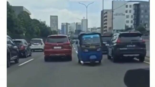 Ikuti Maps, Bajaj Ini Malah Masuk Tol dan Lawan Arah!