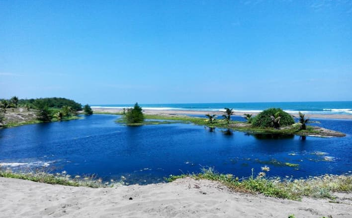 Daya tarik utama pantai Bopong di Jawa Tengah