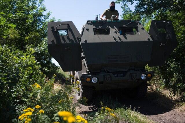 Ngaso di Siang Bolong, Himars Dientup Rudal Iskander Sampai Gosong